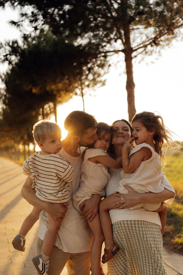 Famiglia felice all’aperto